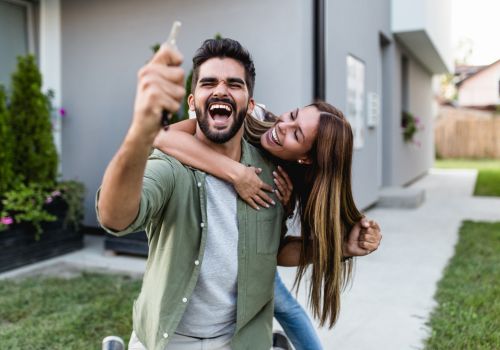 pareja feliz con la compra de su vivienda en mollina gracias al trabajo de a2 intermediación